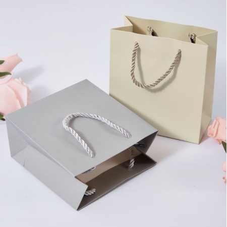 Custom Paper Bag For Clothes Luxury Shopping Retail Hard Kraft Packaging Handle Bag 